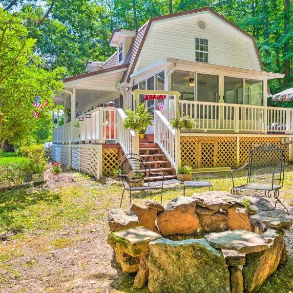 Secluded Chattanooga Getaway with Deck and Yard!，位于查塔努加的酒店