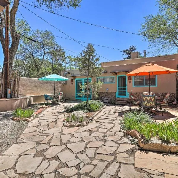 Authentic Adobe Abode Less Than 1 Mile to Sante Fe Plaza!，位于圣达菲的酒店