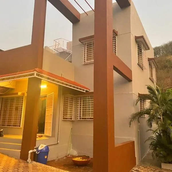 Hill-View and nature surrounding 3 BHK Villa，位于Wadgaon的酒店