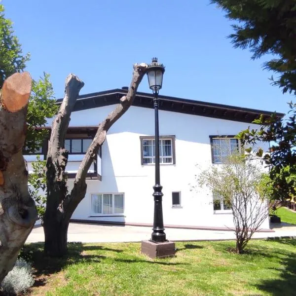 Apartamentos El Xardín，位于Cabrafigal的酒店
