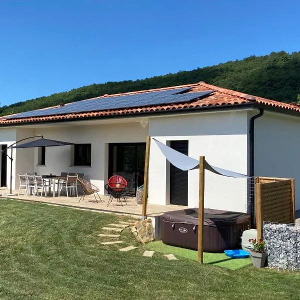 Villa jacuzzi, terrain de pétanque et aire de jeux vue sur les Pyrénées，位于Nistos的酒店