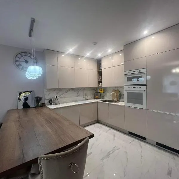 Beverly Hills House pri potoku by Pinkreal，位于Solčany的酒店