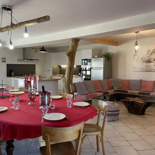 Charmant Gîte Familial avec Piscine, Jardin et Aire de Jeux - Capacité 15 Pers, Blomard - FR-1-489-353，位于Blomard的酒店