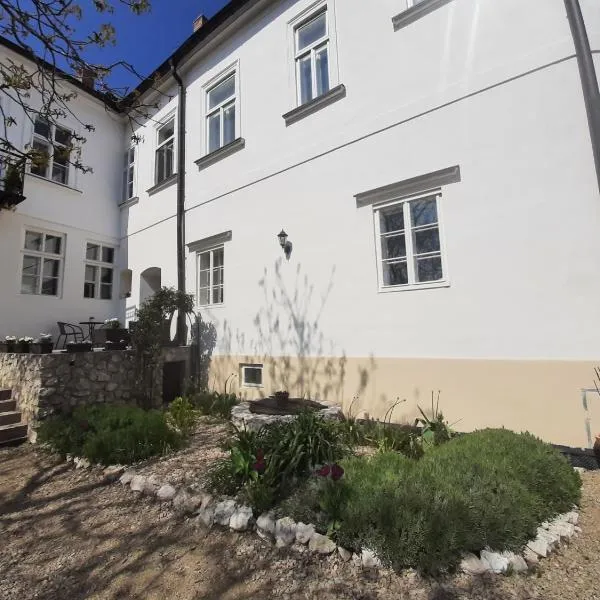 Apartmány VIENNA，位于米库洛夫的酒店