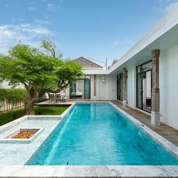 MONO LUX Villa x MonthStayZ Thailand，位于查龙的酒店