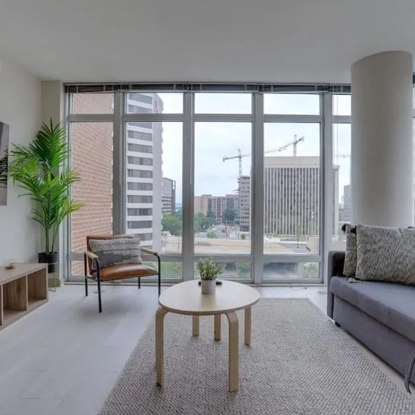Wonderful 2BR Apartment at Crystal City，位于阿林顿的酒店