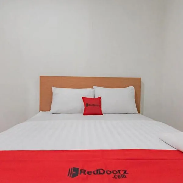 RedDoorz Syariah near Karawang Central Plaza，位于Warungbambu的酒店