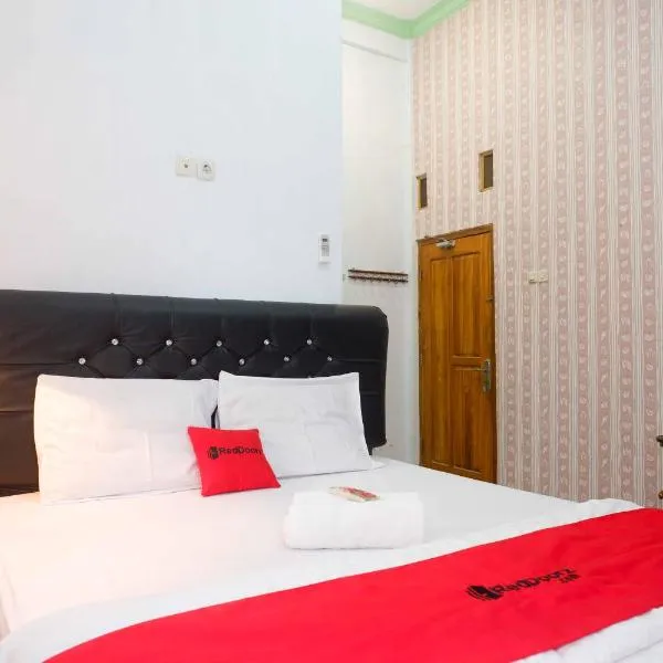 RedDoorz Syariah near RS Mitra Siaga，位于直葛的酒店