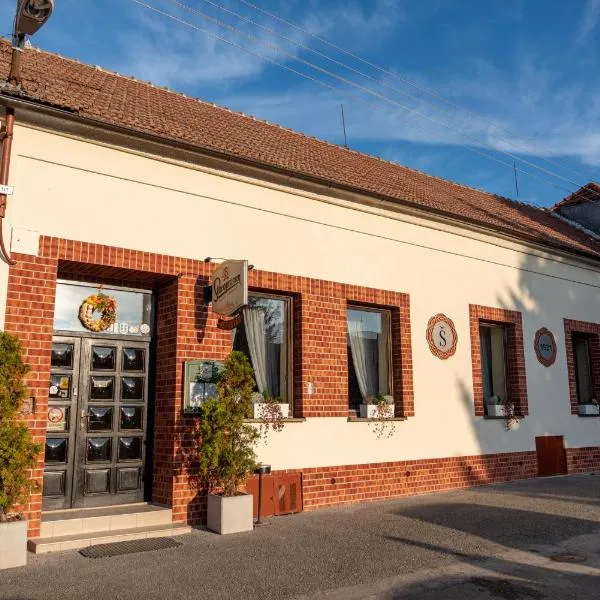 Restaurace-Pension-Vinařství U Šťastných，位于基约夫的酒店