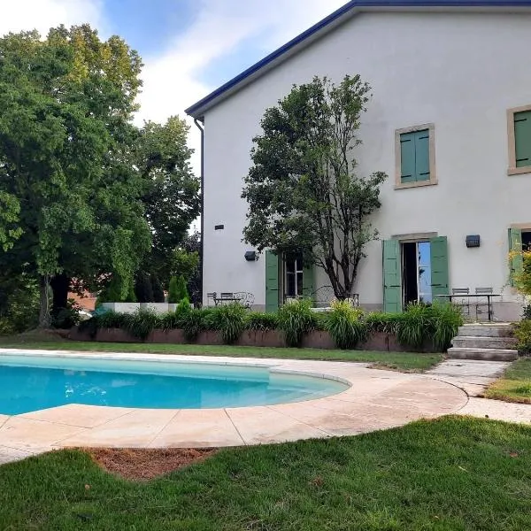 Montresora, villa con piscina privata tra il Lago di Garda e Verona，位于索纳的酒店