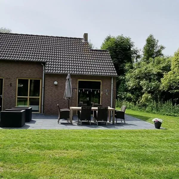 Recreatiewoning Maas en Waal 72，位于Ewijk的酒店