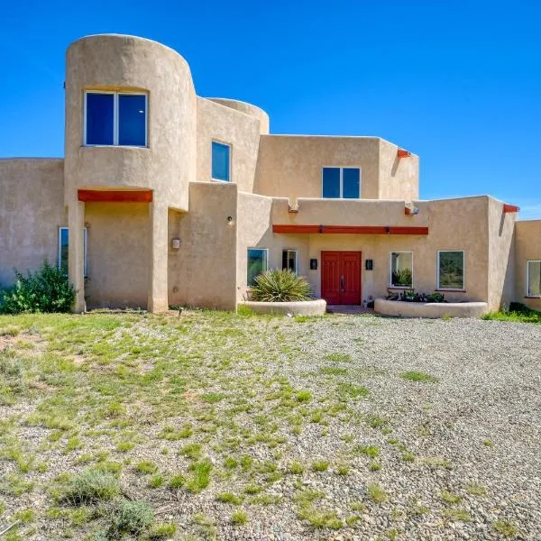 Southwest Stunner，位于Ranchos de Taos的酒店