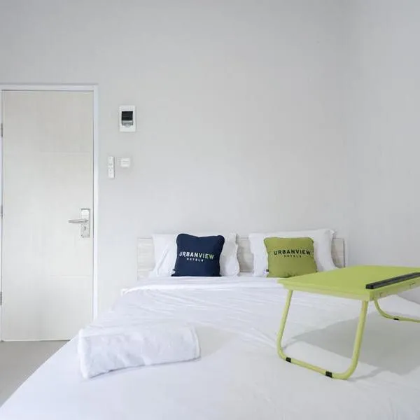 Urbanview Hotel Bari Syariah Palembang By RedDoorz，位于Sukarami的酒店