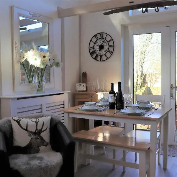 Beautiful Barn Conversion, 3 Bed, hot tub, sauna, gym, enclosed garden，位于赖德的酒店
