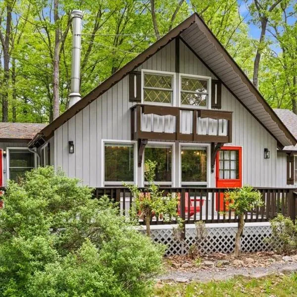 The Gingerbread House: 4 BR chalet, w/ Sunroom/Deck, sleeps 12, modern amenities，位于Newtown的酒店