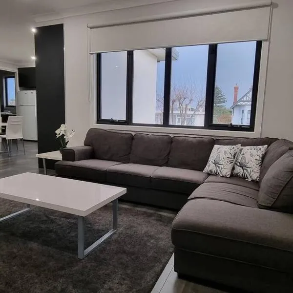 New modern 3 bedroom apartment in St Kilda East，位于墨尔本的酒店