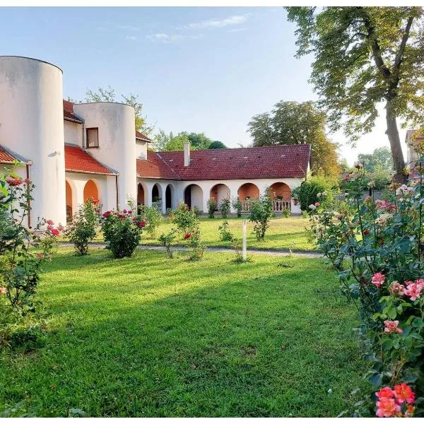 Gosztonyi Villa，位于Balatonszabadi Fürdőtelep的酒店