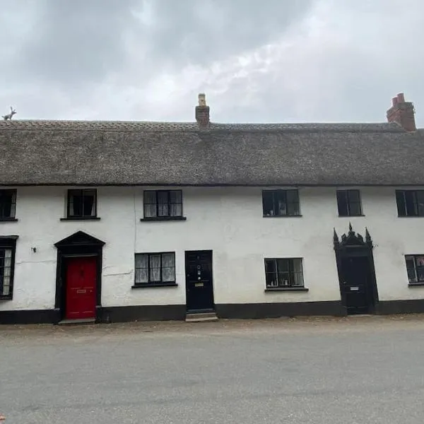 Thatched Cottage, beautiful village near the sea，位于Otterton的酒店