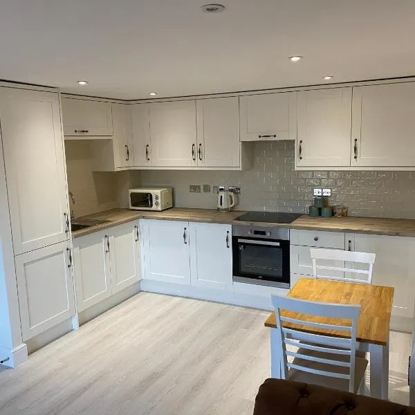 Newly Refurbished Entire Apartment - South Gosforth, Newcastle，位于北希尔兹的酒店
