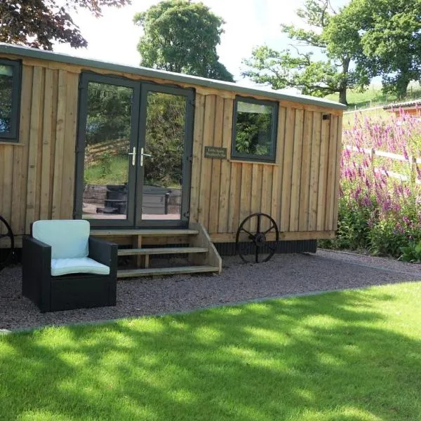 Little Acorn - Luxury shepherd's hut / lodge with private hot tub and garden，位于Llanfyllin的酒店