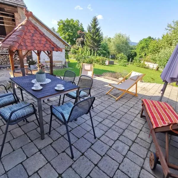 Charming village house with patio and garden，位于斯洛文尼亚科尼采的酒店