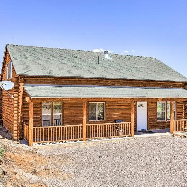 Pioche Family Cabin with View - Walk to Main St!，位于Pioche的酒店