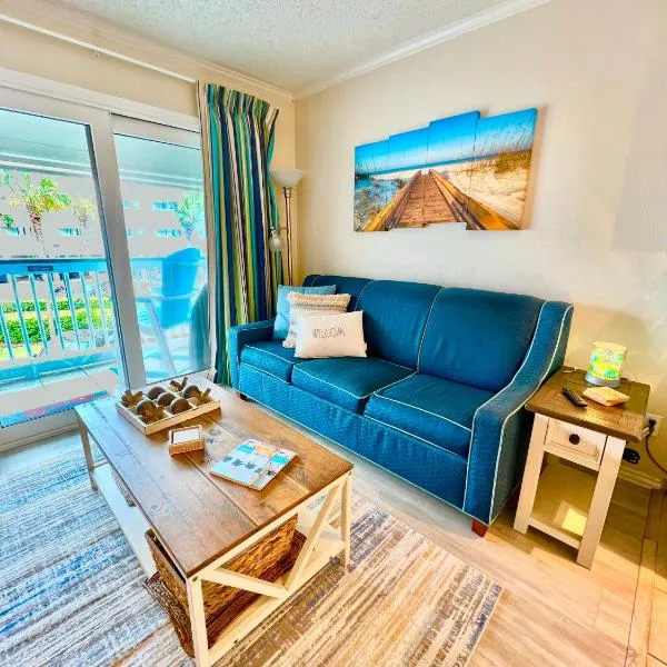Sun Splashed Condo! Steps to Beach and 2 Pools Galveston Island，位于加尔维斯敦的酒店
