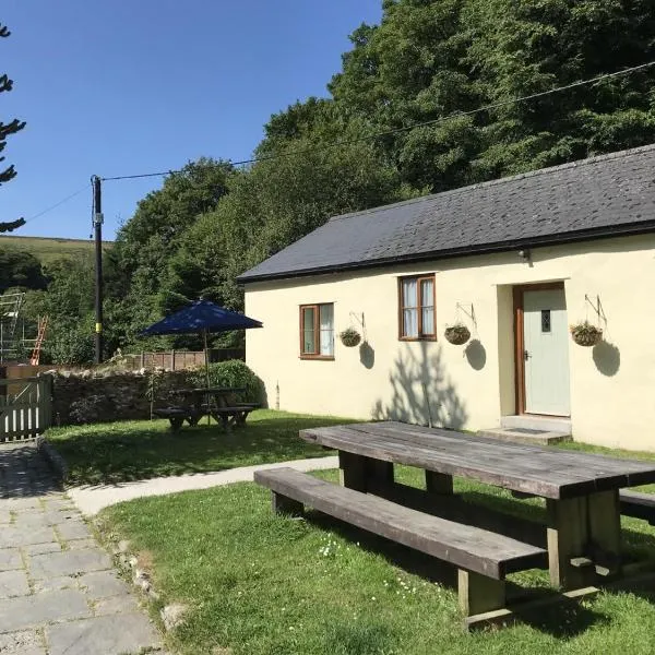 The Exmoor Forest Inn Cottage，位于Simonsbath的酒店