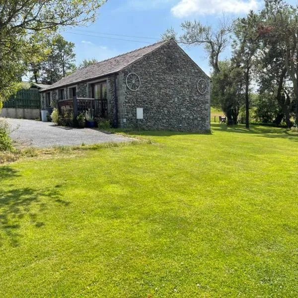 Lake District cottage in 1 acre gardens off M6，位于蒂贝的酒店