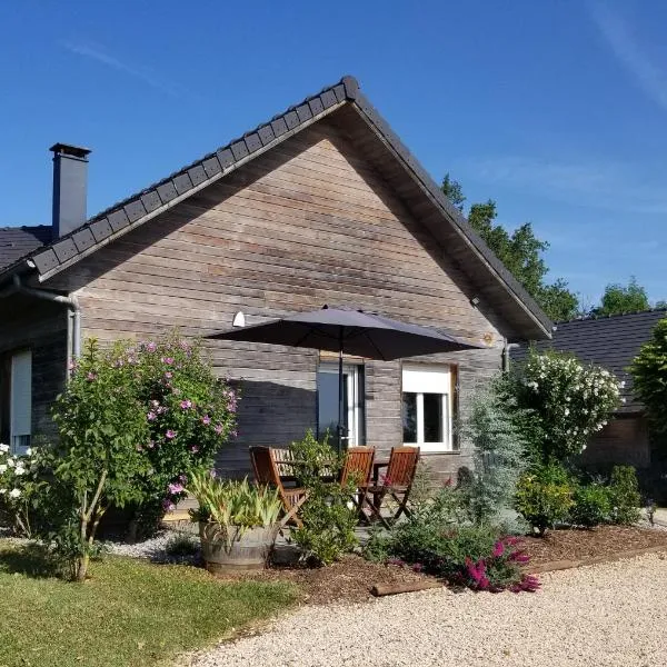 Gîte de la Tuillère, maison contemporaine en bois avec vue et piscine，位于Saint-Cyprien的酒店