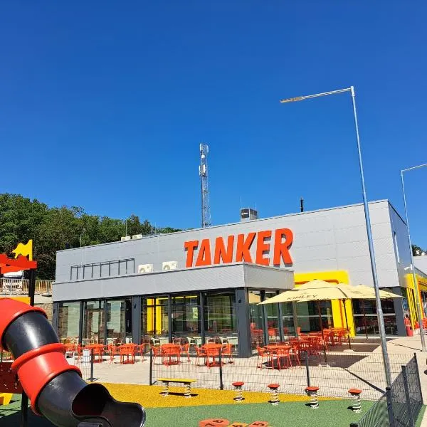 TANKER Apartments & Bistro Čaradice，位于莱维采的酒店