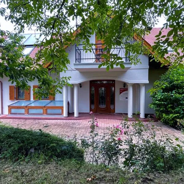 Őzkút Apartmanház，位于Cák的酒店