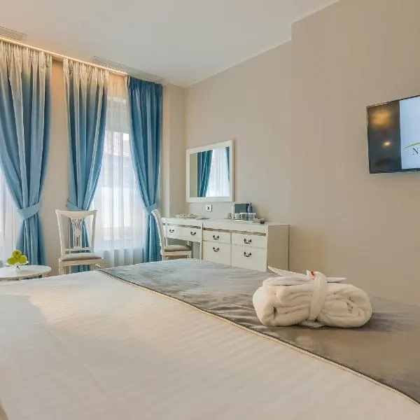 New Era Hotel Old Town Vibrant Nightlife Zone - parking with fee nearby - NOT at the hotel !，位于布加勒斯特的酒店
