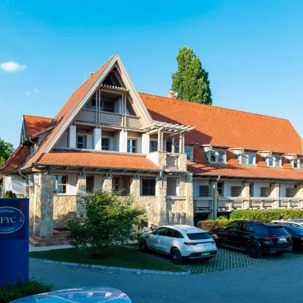 巴拉同弗游艇俱乐部酒店，位于Balatonfőkajár的酒店