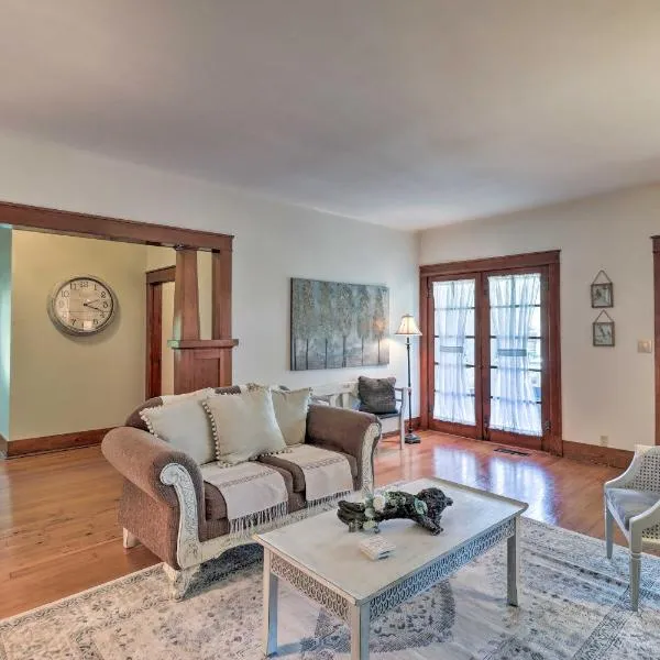 Historic Mountain Home Haven with Large Yard!，位于芒廷霍姆的酒店