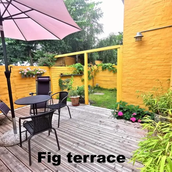 The FIG Studio - "Den Gule Svane" Guest House - near Rønne & Beach，位于伦讷的酒店