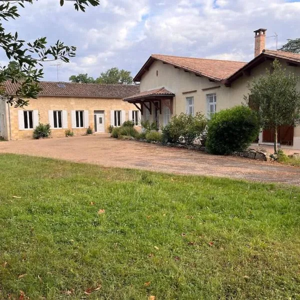 Domaine clos et arboré de 3 ha avec deux maisons，位于Saint-Antoine-du-Queyret的酒店