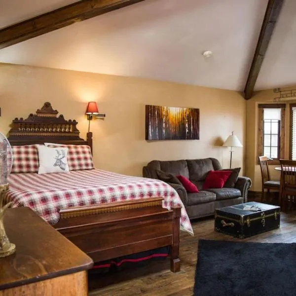 Sundance Suite, 1 Bedroom with fireplace Dogs OK，位于Allenspark的酒店