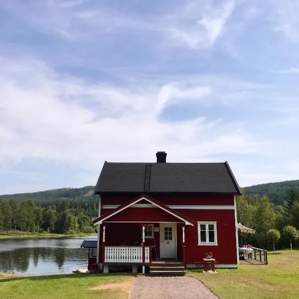 Mysigt fritidshus och annex med eget sjöläge!，位于Axland的酒店