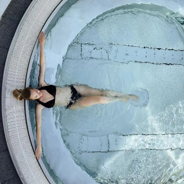 DAS VIER Sport,- und Wellnesshotel，位于皮茨河谷圣莱昂哈德的酒店