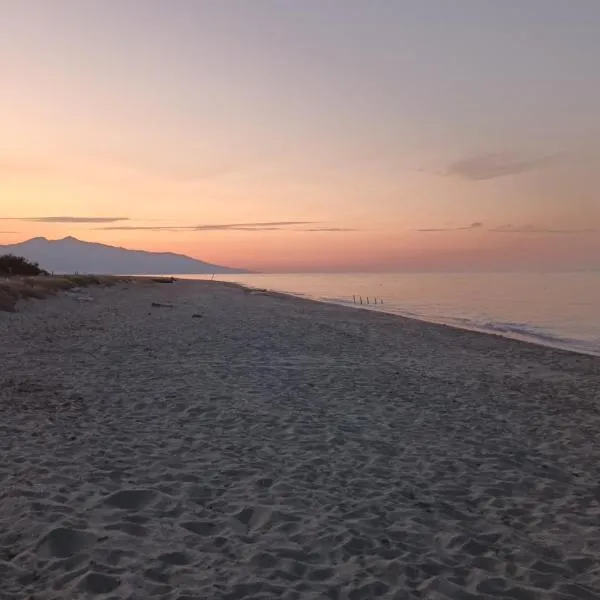 Maison à 200m de la mer, 10 mn de l'aéroport de Bastia et a 20mn du port，位于卢恰纳的酒店