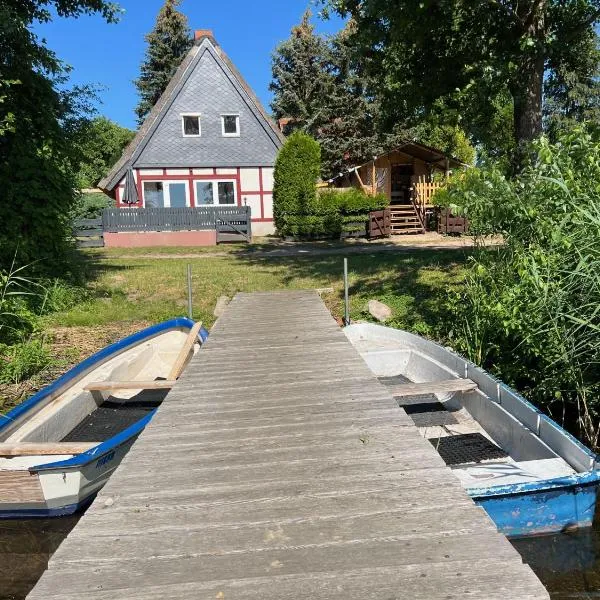 Haus am See mit Steg, Boot, Kamin und Sauna - Mecklenburgische Seenplatte，位于格罗斯内默罗的酒店