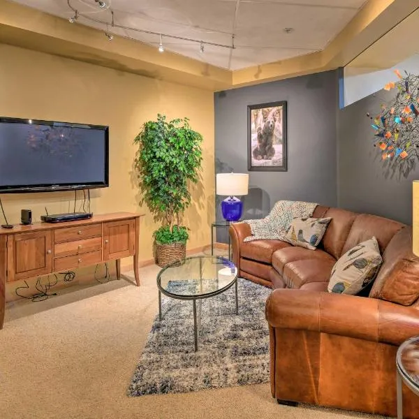 Idyllic Dtwn Anchorage Condo with Fireplace!，位于安克雷奇的酒店