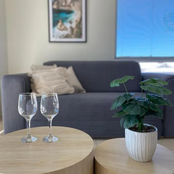 Modern Luxury 1 Bedroom Apartment - Walk to the shops! Free Wifi，位于Clarkson的酒店