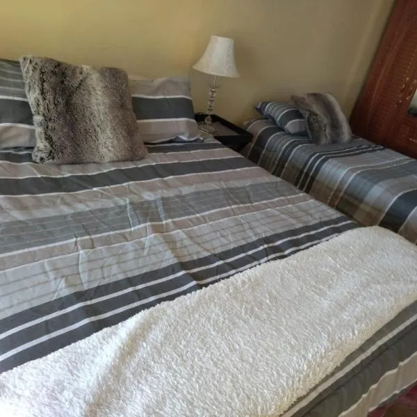 Rebanien2 Overnight Accommodation Double and Single bed，位于De Aar的酒店