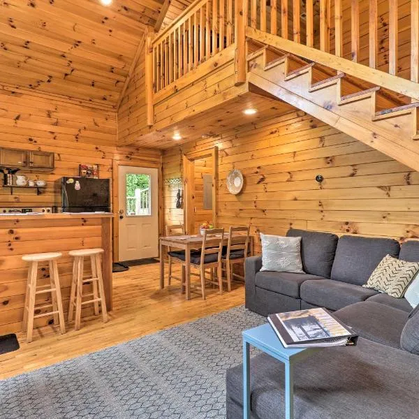 Cozy Boone Cabin with Deck Close to Downtown!，位于布恩的酒店