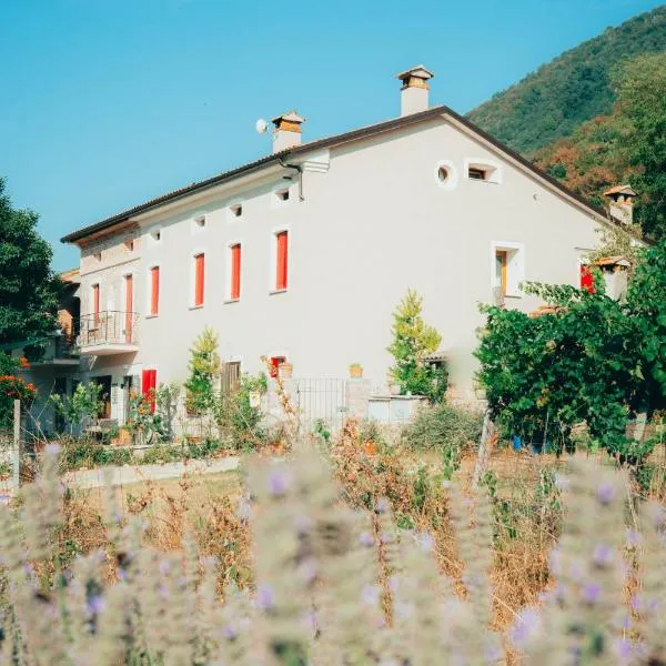 B&B Al Giardino dei Laghi，位于雷维内拉戈的酒店