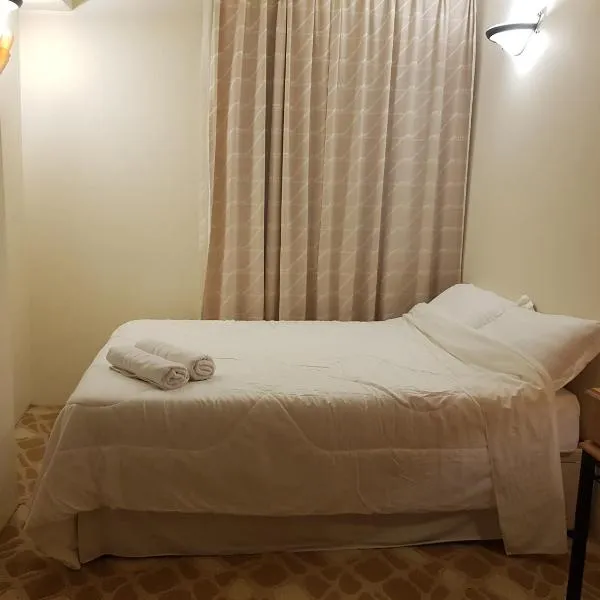 Rooms in Shared Hill Home，位于福隆港的酒店