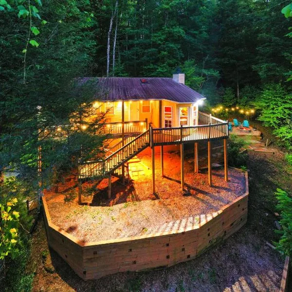 Cozy Cabin Retreat - Hot Tub, Fireplace & Fire Pit，位于Cooper Creek的酒店