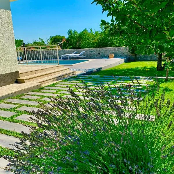 Villa Endi,a gem near Sibenik，位于Unešić的酒店